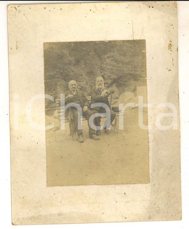 1920 ca AREA LOMBARDA Coppia di borghesi su una panchina *Foto VINTAGE 14x17