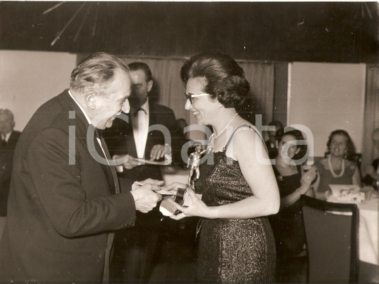 1965 ca JOLLY CLUB Renata ANGIOLINI riceve premio *Foto RALLY
