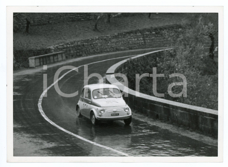 1965 ca RALLY Fiat 500 durante una gara di rally sotto la pioggia *Foto