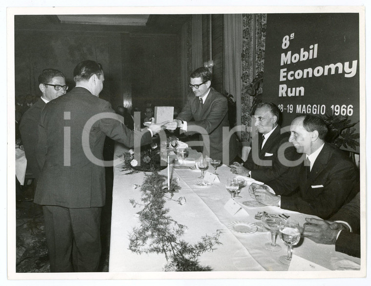 1966 8° MOBIL ECONOMY RUN Cerimonia premiazione Consegna delle targhe *Foto