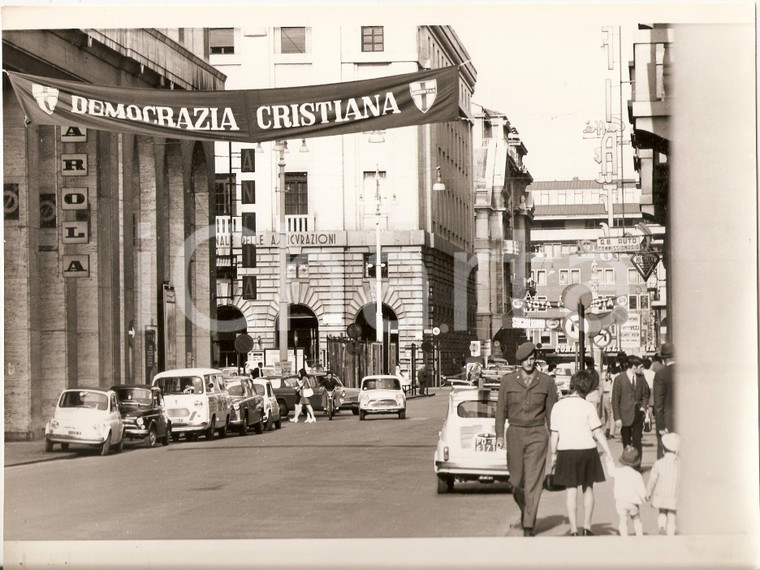 1975 ca PADOVA Militare passeggia sotto striscione DEMOCRAZIA CRISTIANA *Foto