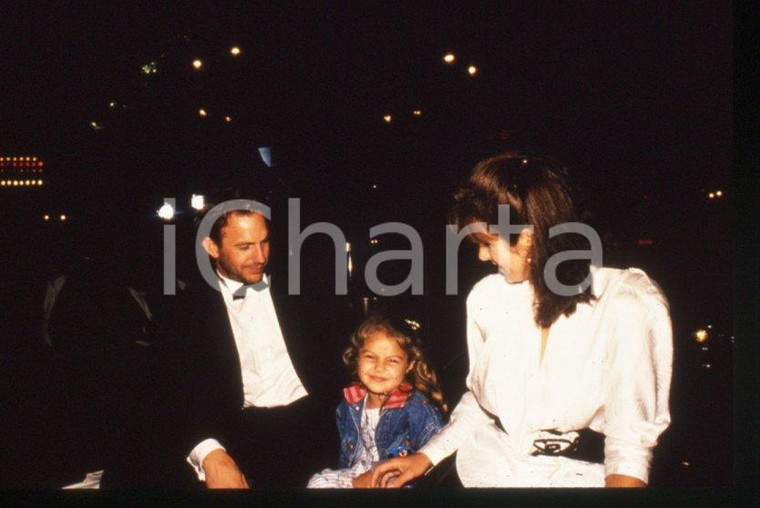 Kevin COSTNER and familiy - Disney-MGM Studios 1989 *35 mm vintage slide (2)