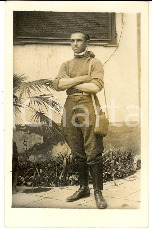 1925 ca LIVORNO Bersagliere con il fez presso lapide "Bollettino della vittoria"