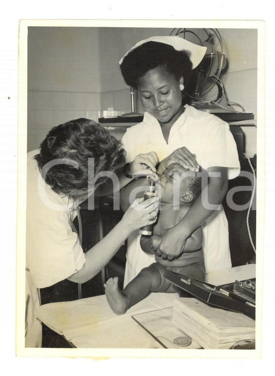 1960 ca MOZAMBICO Dispensario - Visita pediatrica *Foto reportage 9x12 cm