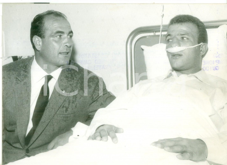 1963 VARESE Il pugile Sandro MAZZINGHI operato al setto nasale con il fratello