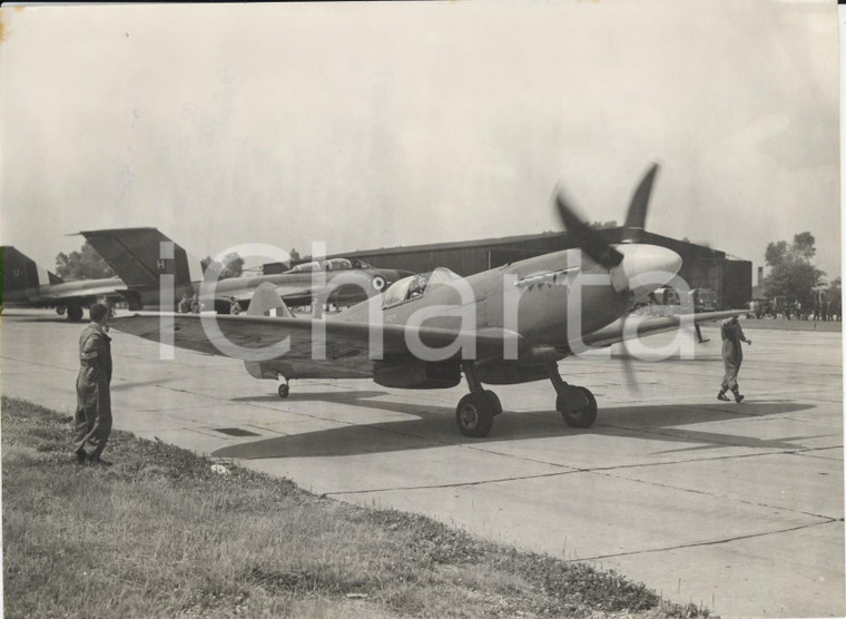 1957 BIGGIN HILL Kent Royal Air Force - Spitfires taxy-ing in for the last time 