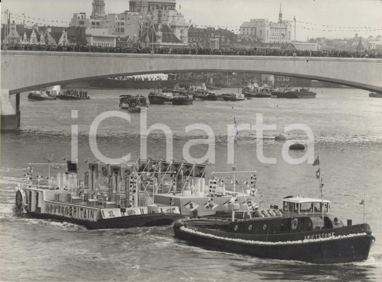 1953 LONDON Oil passing under Waterloo Bridge in Royal River Pageant *Photo 