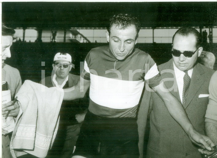 1957 MILANO CICLISMO - Arrivo di Ercole BALDINI sconfitto da Jacques ANQUETIL