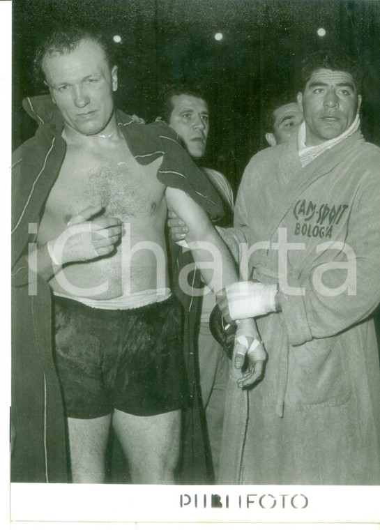 1955 NAPOLI PUGILATO - Franco CAVICCHI e Willi FANZLAU dopo l'incontro - Foto