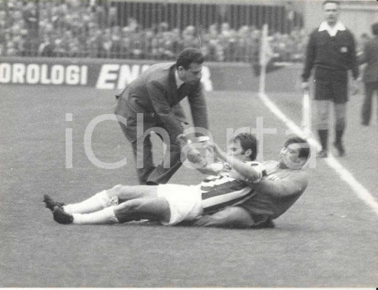 1968 CALCIO INTER-JUVENTUS Gianfranco ZIGONI cade con massaggiatore DELLA CASA 