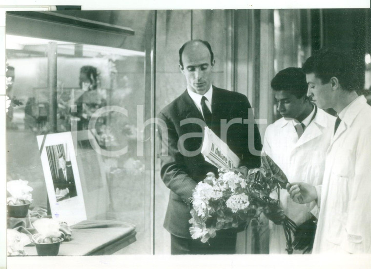 1963 MILANO I vetrinisti rendono omaggio a John F. KENNEDY dopo la sua morte 