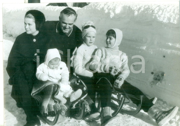 1965 SCHÖNRIED (CH) Ranieri III e Grace KELLY con i figli in vacanza *Foto 18x13