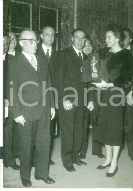 1957 ROMA David di Donatello - Presidente Giovanni GRONCHI premia Ingrid BERGMAN