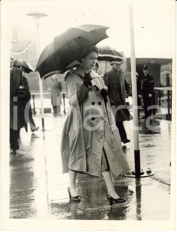 1953 LONDON Royal River Pageant - Queen ELIZABETH II dodging the rain - Photo