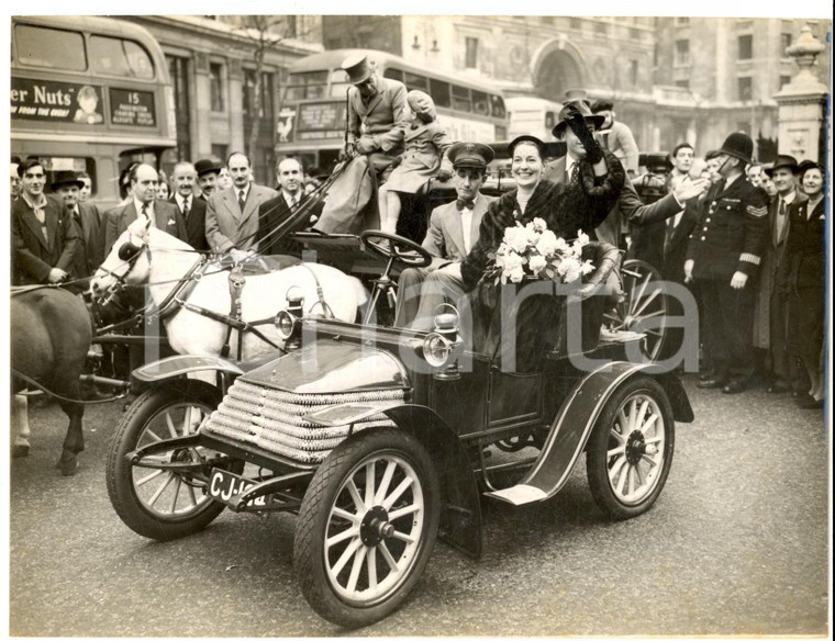 1953 LONDON Valerie HOBSON in a veteran car to Strand Christmas Shopping Weeks