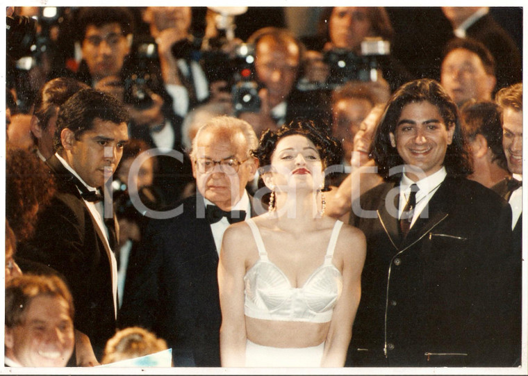 1991 FESTIVAL DI CANNES - MADONNA mostra il reggiseno di Jean-Paul GAULTIER Foto