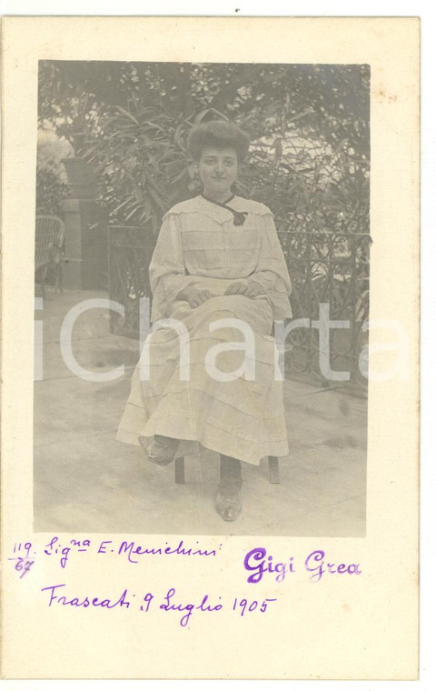 1905 FRASCATI (RM) Ritratto di Elena MENICHINI seduta in cortile *Fotocartolina