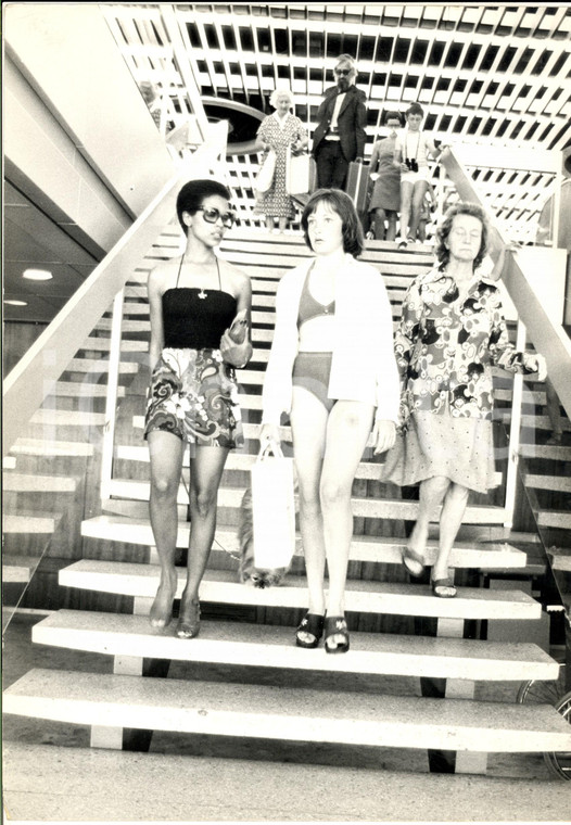 1970 ca FRANCE (?) Adolescenti in abiti estivi lungo le scale FOTO COSTUME 21x31
