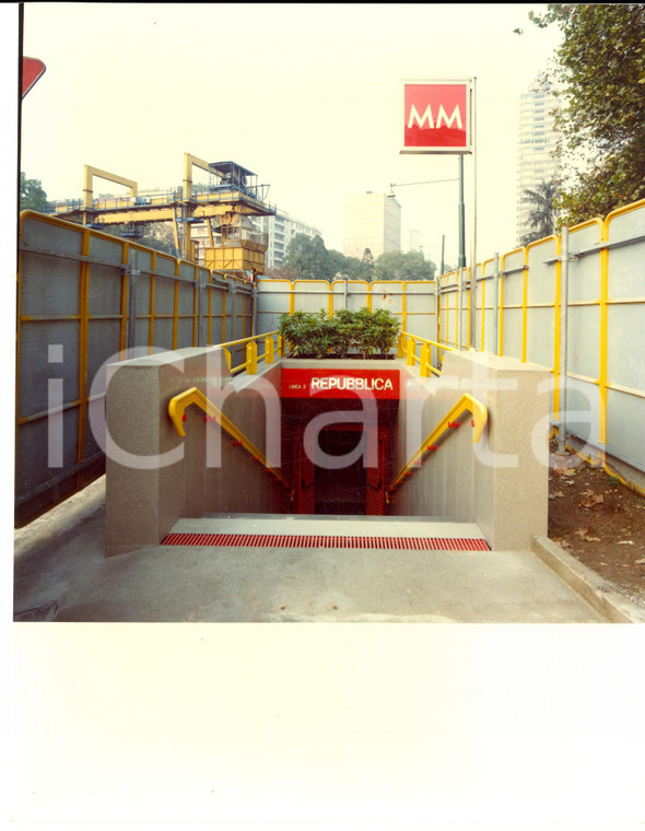 1990 MILANO Metropolitana M3 - Nuova stazione REPUBBLICA - Ingresso *Foto