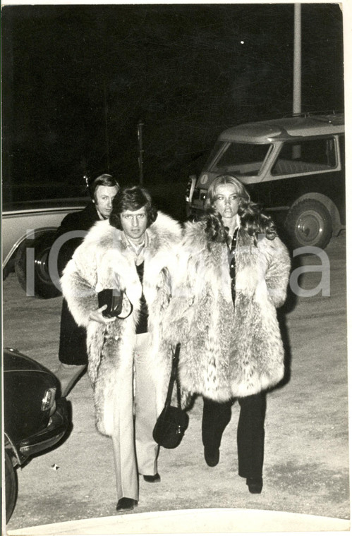 1970 ca GOSSIP Arrivo Barbara BOUCHET e Paolo PAZZAGLIA in pelliccia (2) - Foto