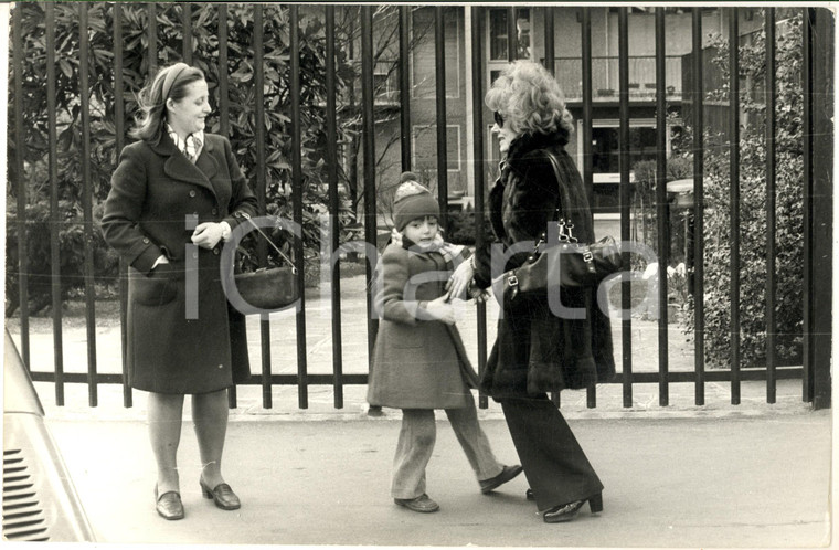 1975 ca GOSSIP MILANO Lauretta MASIERO con il figlio Gianluca GUIDI (4) *Foto 