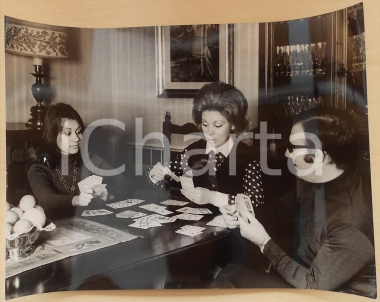 1970 ca COSTUME Soprano Mirella FRENI gioca a carte in famiglia (2) *Foto 40x30