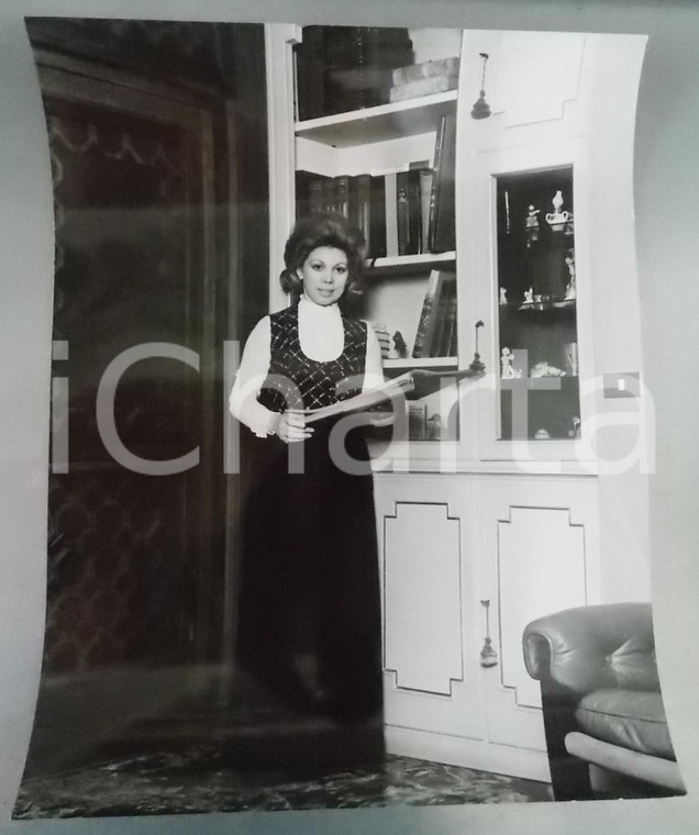 1970 ca COSTUME Ritratto del soprano Mirella FRENI in salotto (1) Foto 30x40 cm
