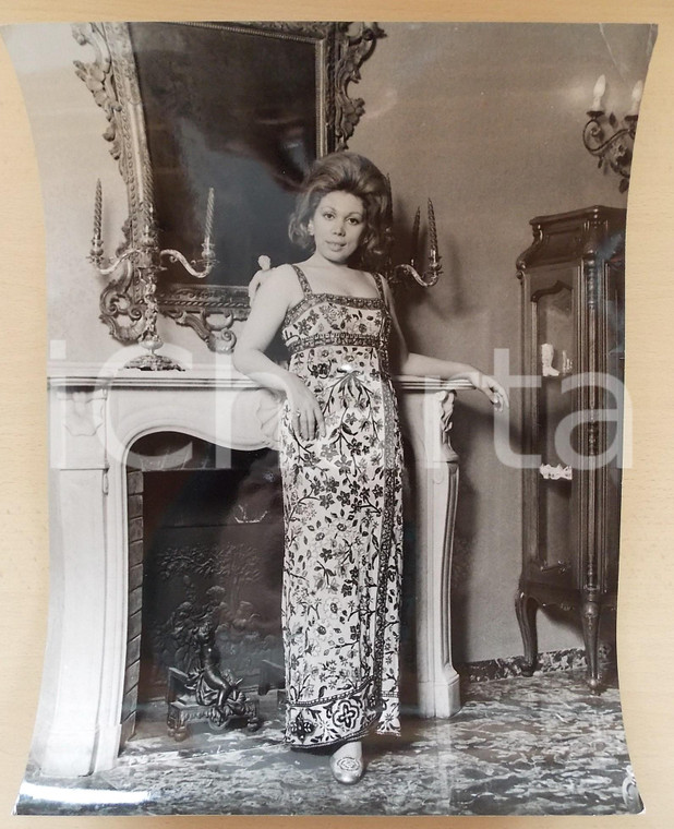 1970 ca COSTUME Soprano Mirella FRENI nel salotto di casa (3) *Foto 30x40 cm