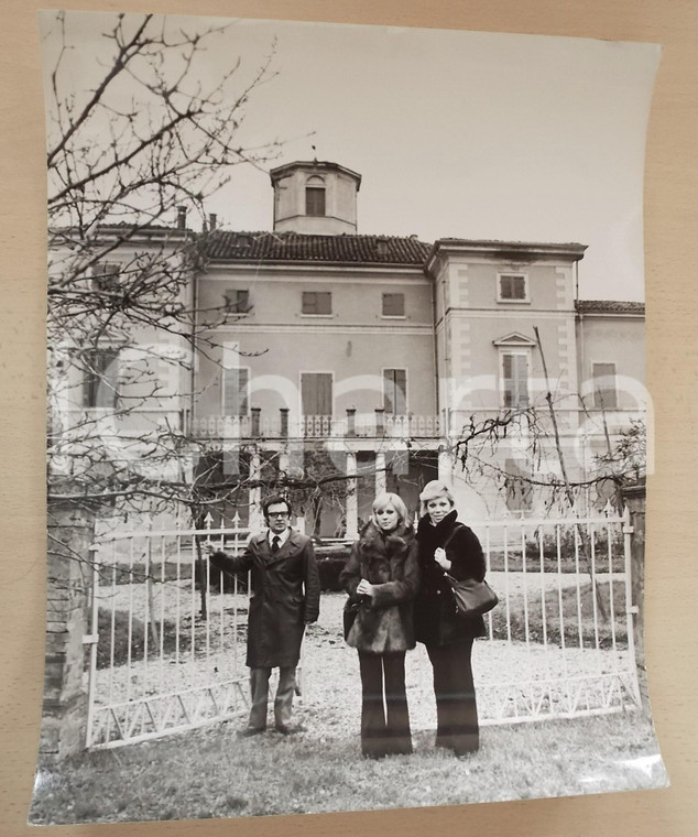 1970 ca COSTUME Soprano Mirella FRENI in una dimora di campagna (1) Foto 30x40