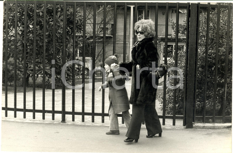 1975 ca GOSSIP MILANO Lauretta MASIERO con il figlio Gianluca GUIDI (2) *Foto 
