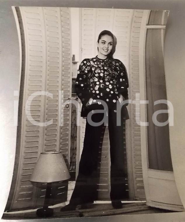 1970 ca PARIS Ritratto attrice Olga KARLATOS nella sua casa - Foto 30x40 cm