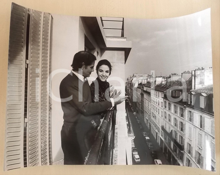 1970 ca PARIS Olga KARLATOS Nikos PAPATAKIS al balcone (1) *Foto 40x30 cm