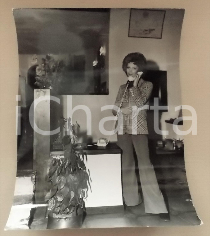 1970 ca COSTUME ITALIA Cantante Iva ZANICCHI al telefono *Foto 30x40 cm