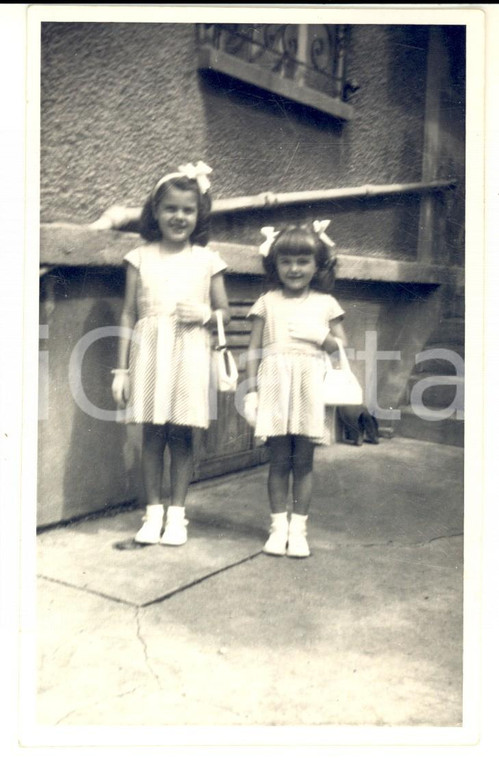 1950 ca COSTUME ITALIA Ritratto di due sorelline con lo stesso vestito *Foto