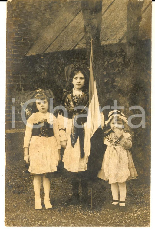 1920 ca FRANCE Bambine in costume tradizionale con bandiera - Foto DANNEGGIATA