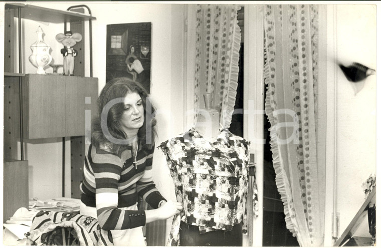 1975 ca COSTUME Moglie di Tebaldo MARTINENGO CESARESCO in soggiorno (1) *Foto