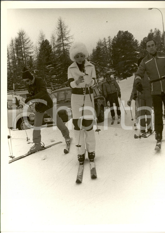 1970 ca COSTUME Principessa Soraya di Persia in vacanza sulla neve (7) Foto