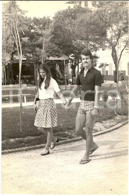 1970 ca COSTUME ITALIA Fabio CAPELLO in vacanza con la moglie (3) Foto