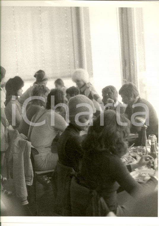 1970 ca COSTUME Principessa Soraya di Persia a pranzo in montagna (3) Foto