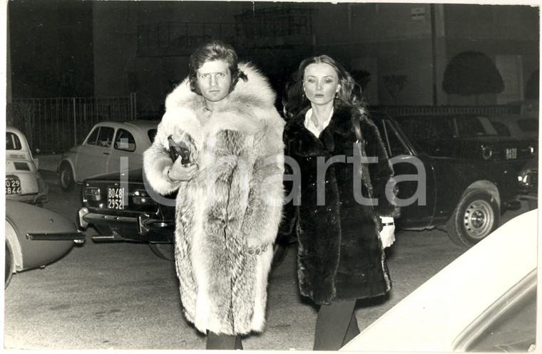 1970 ca GOSSIP Arrivo Barbara BOUCHET e Paolo PAZZAGLIA a una serata (4) - Foto