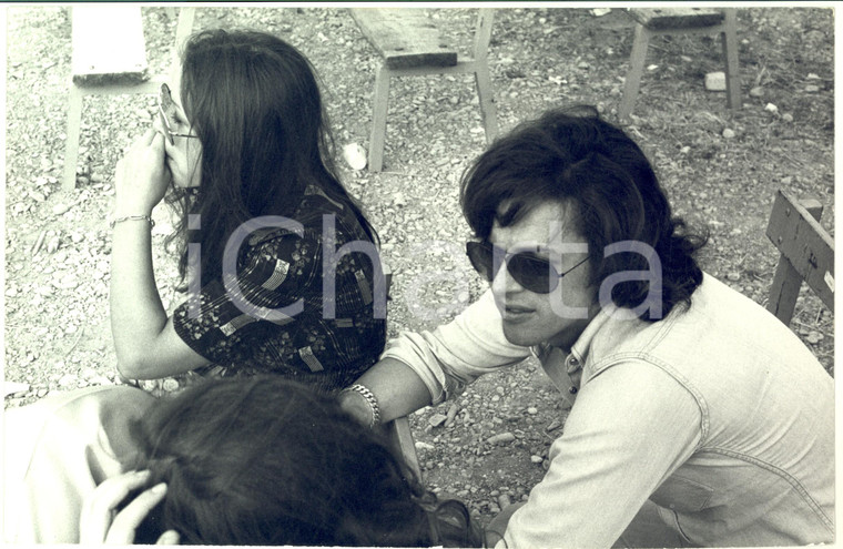 1970 ca COSTUME Claudio BAGLIONI in attesa di un concerto - Foto 30x20 cm