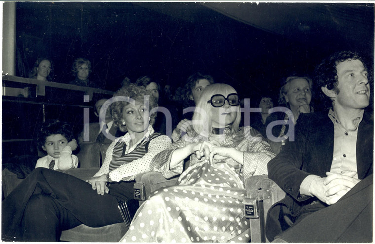 1975 ca COSTUME ITALIA Rita PAVONE con il figlio a un festival *Foto 30x20 cm