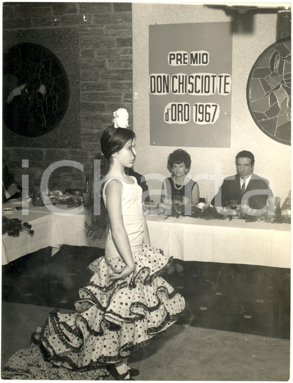 1967 MILANO Don Chisciotte d'Oro - Bambina balla davanti a Helenio HERRERA *Foto