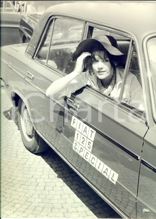 1970 COSTUME Ritratto di Caterina CASELLI su FIAT 125 Special - Foto 24x30 cm