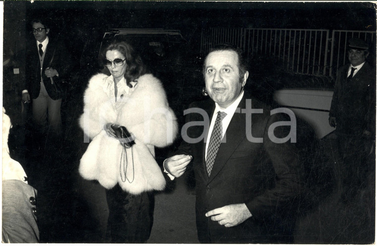1970 ca COSTUME Arrivo di Ezio RADAELLI a un festival (1) - Foto 30x20 cm