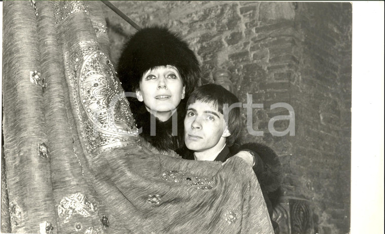 1970 ca COSTUME ITALIA Valentina CORTESE con berretto in pelliccia - Foto 30x20