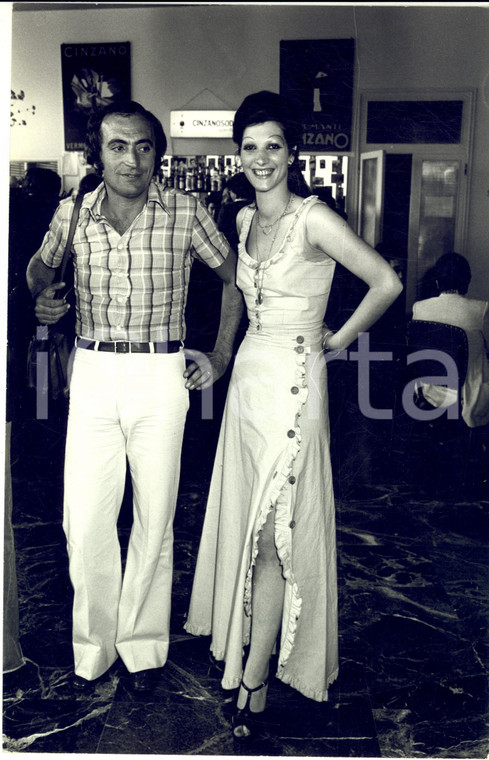 1975 ca COSTUME ITALIA Raoul CASADEI con la cantante Rita BALDONI Foto 20x30 cm