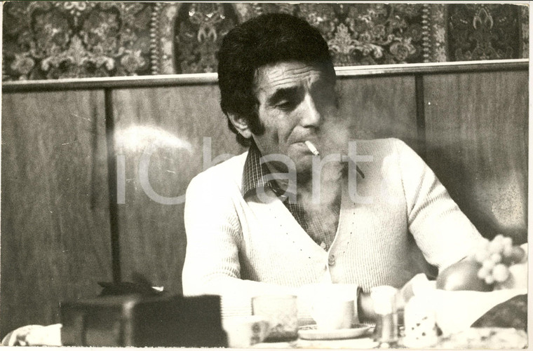 1970 ca COSTUME ITALIA Alberto LUPO fuma sigaretta a tavola - Foto 30x20 cm