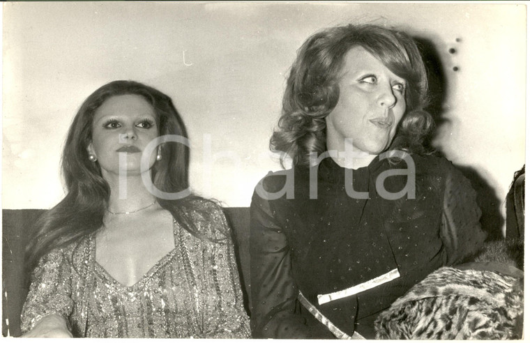 1975 ca COSTUME ITALIA Ritratto di MILVA con Betty CURTIS - Foto 30x20 cm