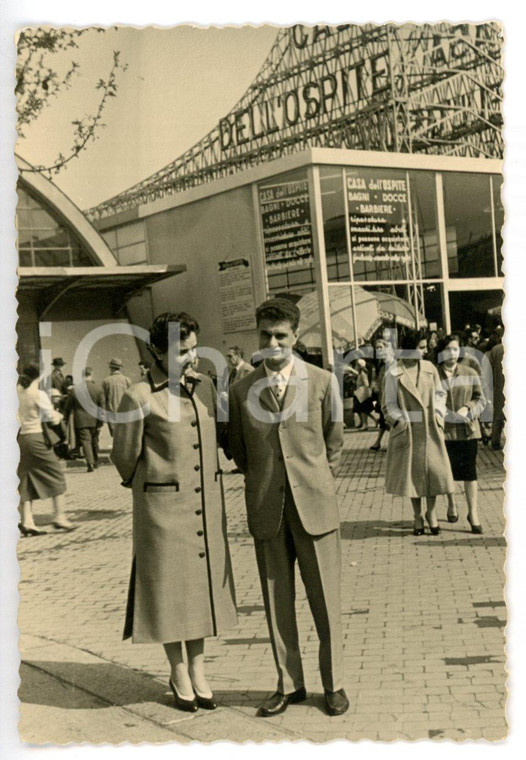 1955 ca FIERA DI MILANO Coppia in visita alla CASA DELL'OSPITE *Foto 7x10 cm
